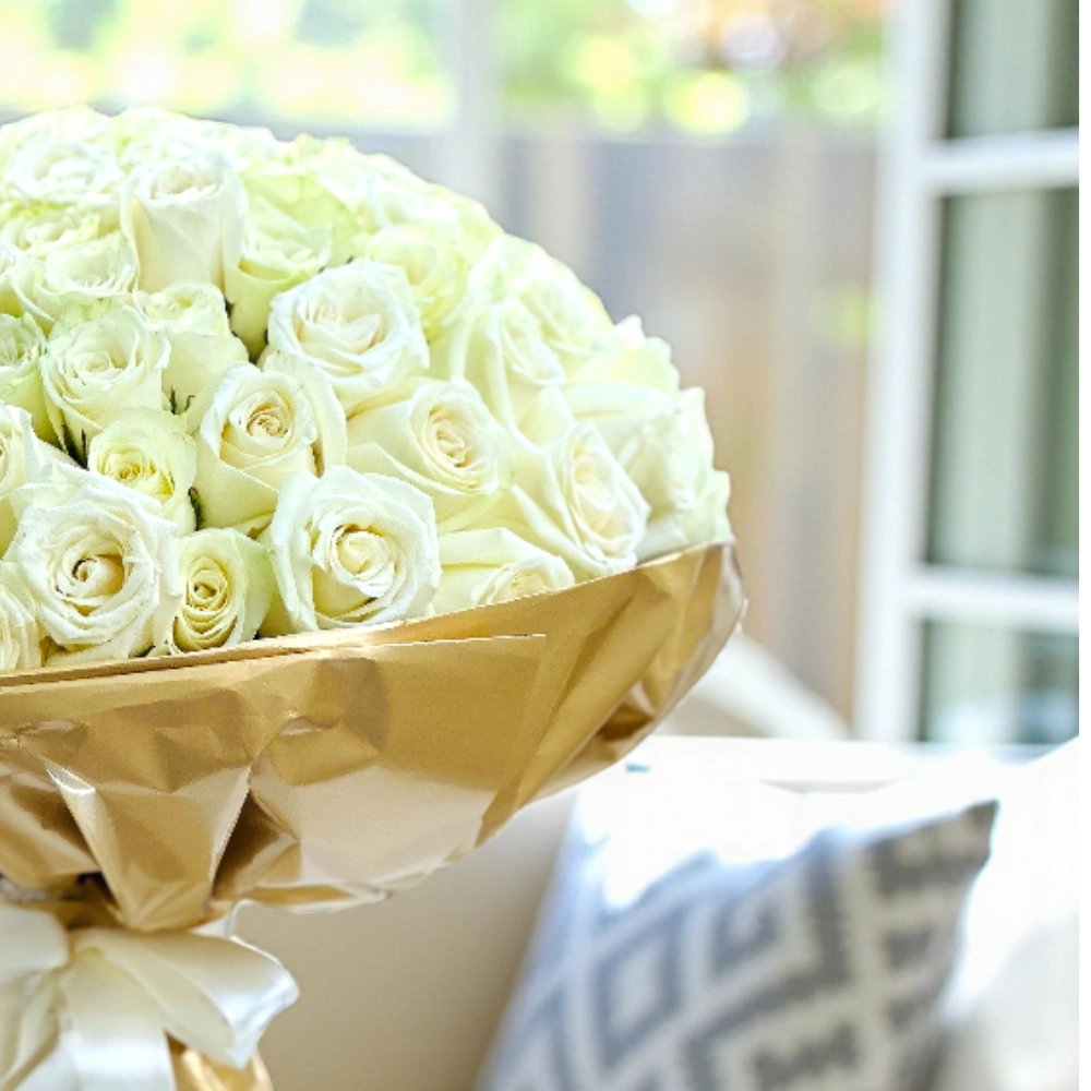 Buy white roses in dubai