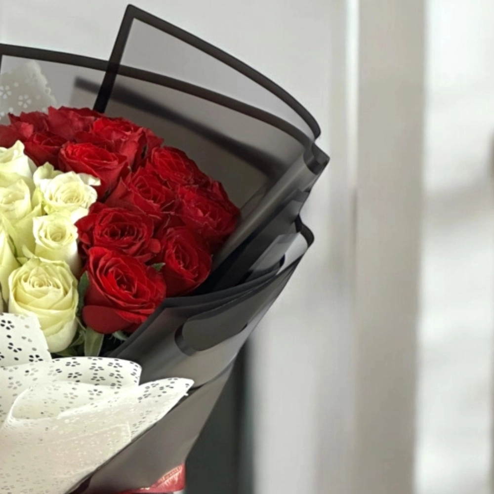 mix of 30 white and red roses bouquet