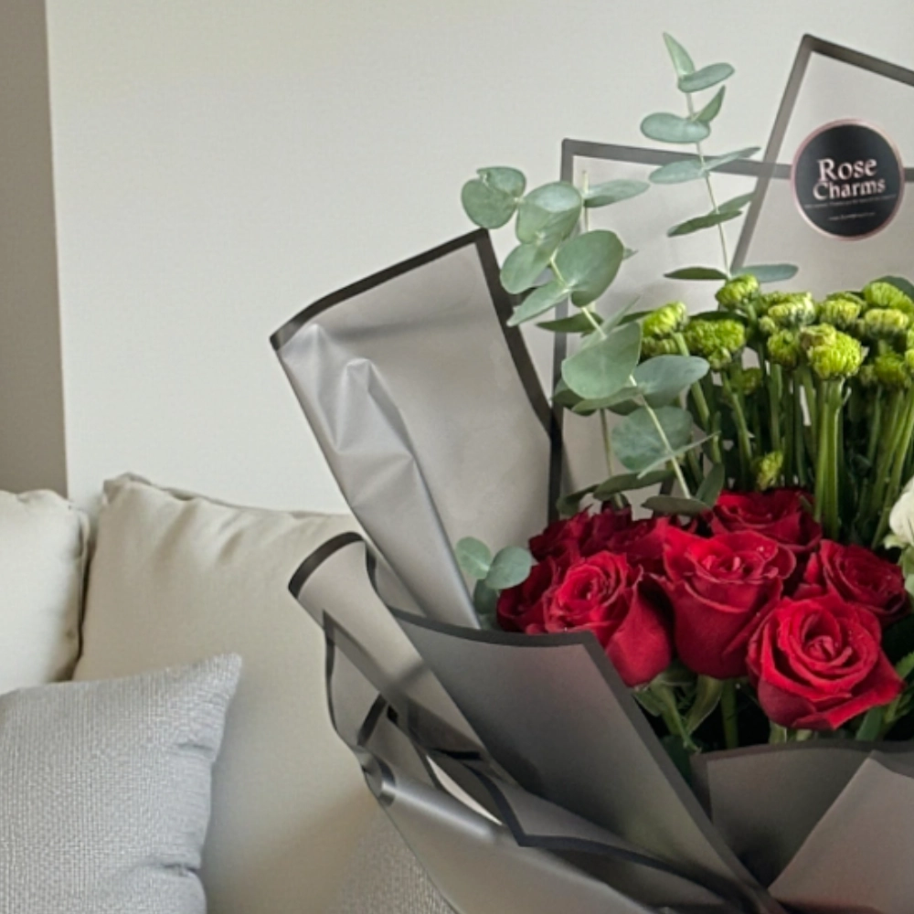 Bouquet of UAE color roses and chrysanthemums