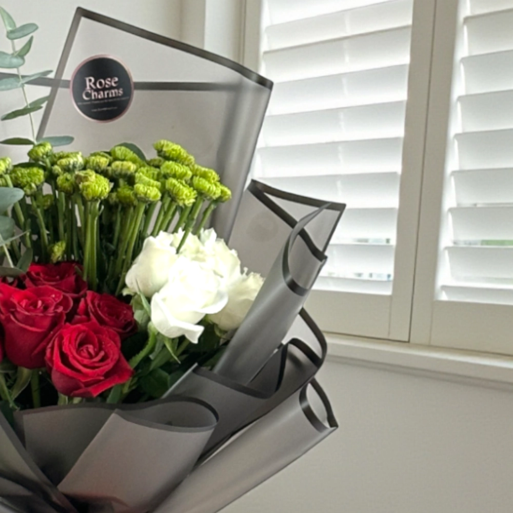 Bouquet of UAE color roses and chrysanthemums