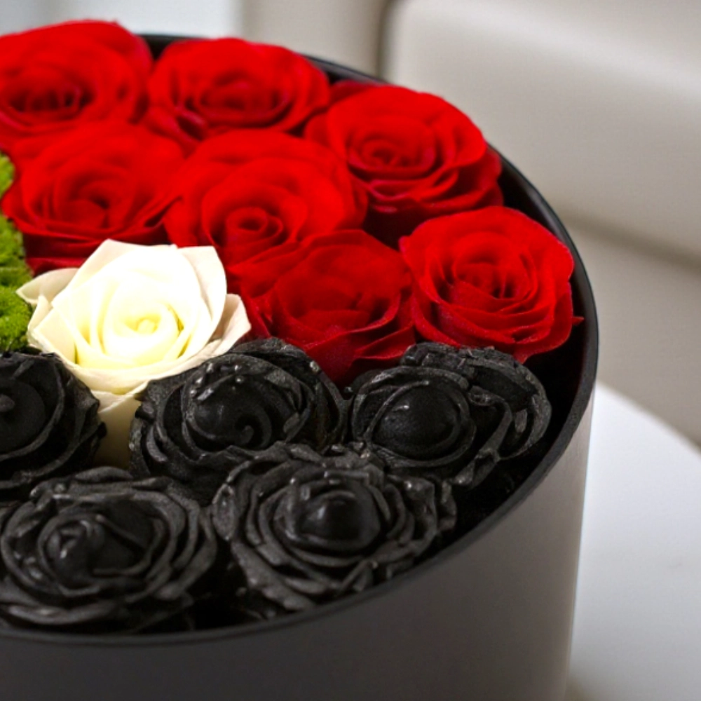 Arrangement of UAE color roses in a black box