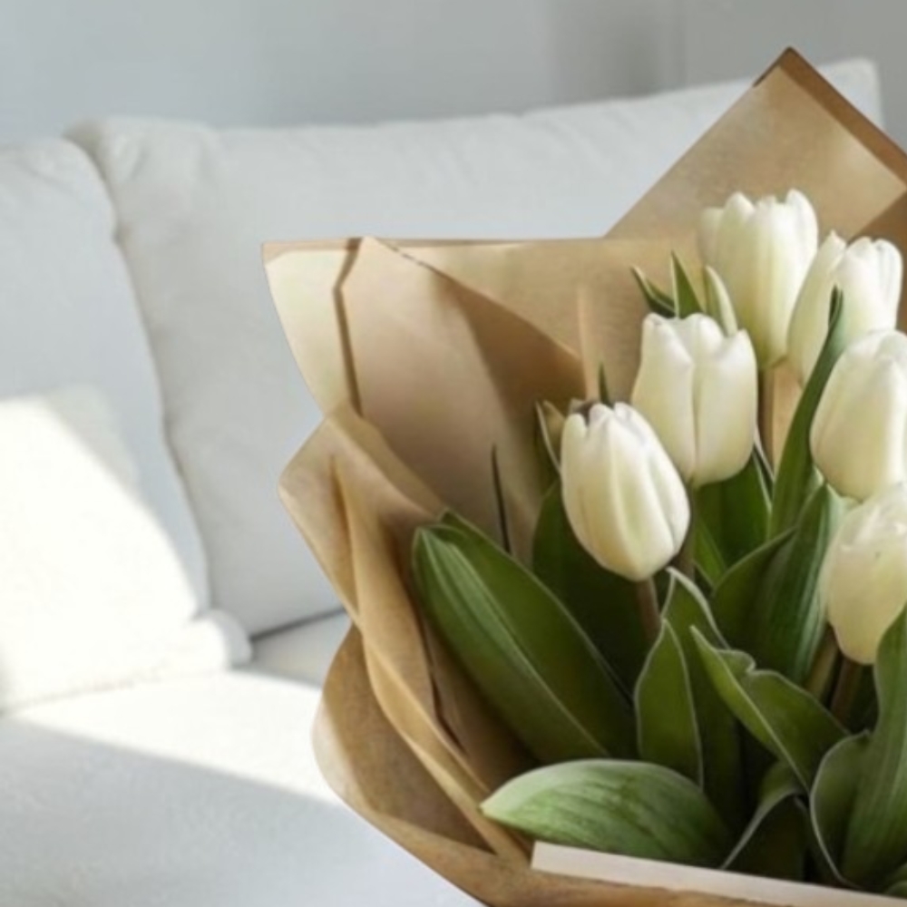 10 white tulips bouquet