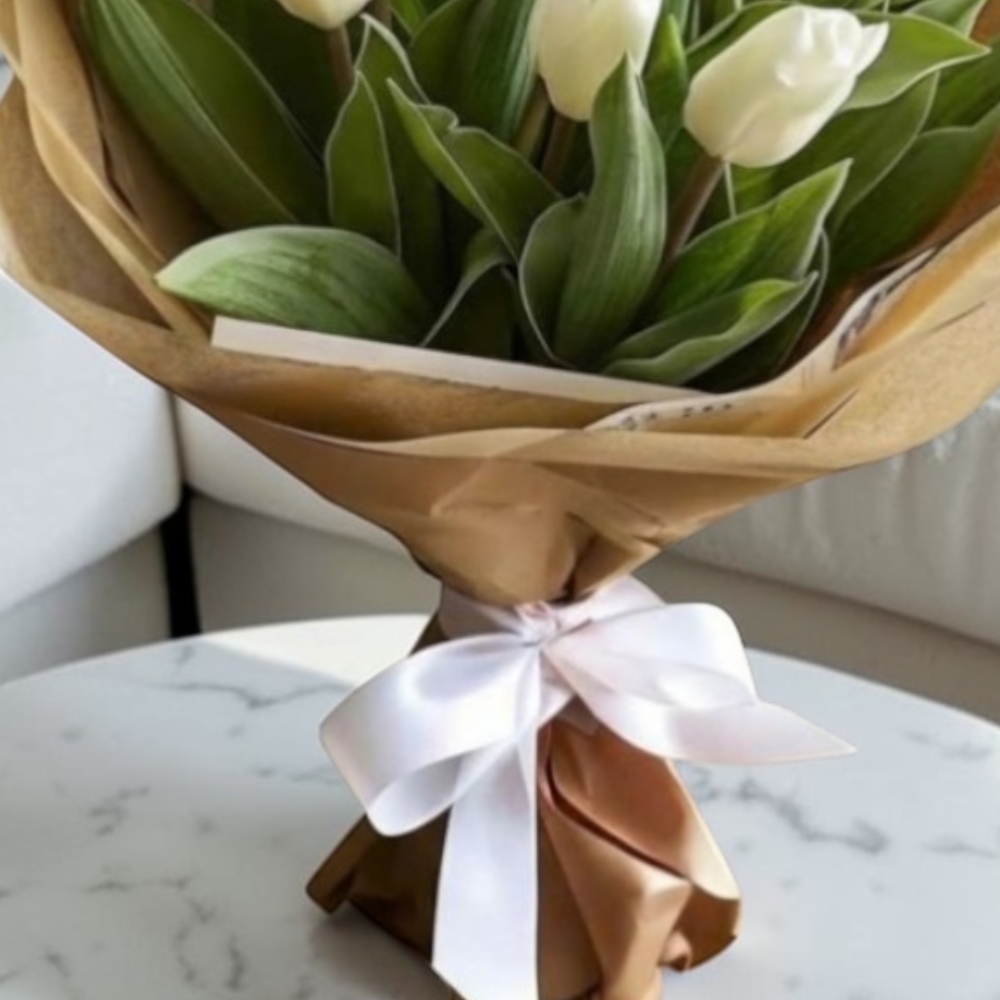 10 white tulips bouquet